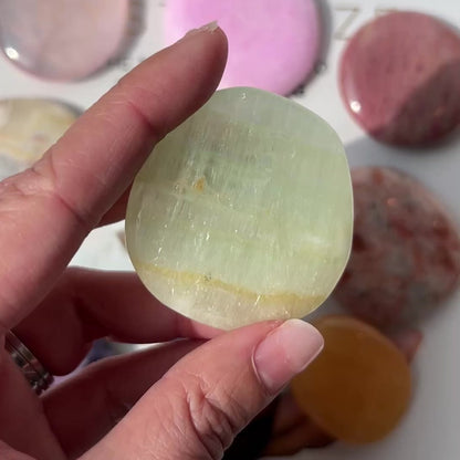 Pastachio Calcite Palm Stone 開心果方解石